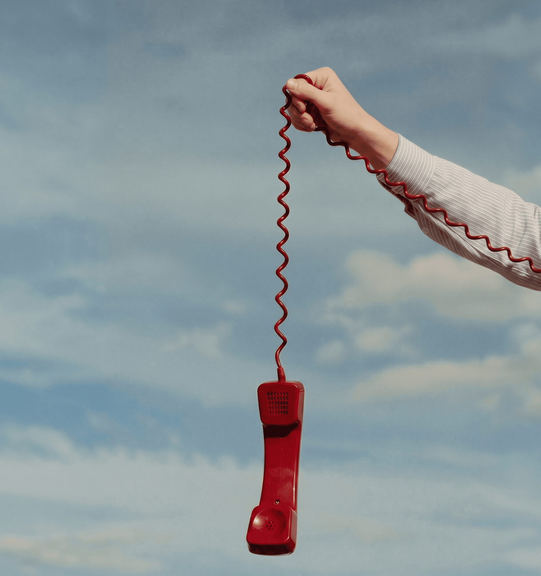 Słuchawka telefonu na tle nieba — kontakt